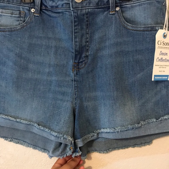 Medium denim shorts - Picture 2 of 3